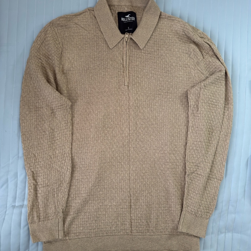 Hollister Men's Beige Zip-Up Sweater